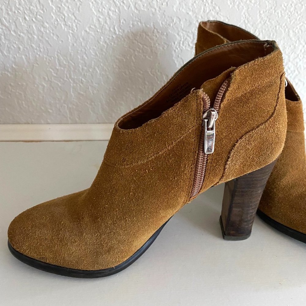Tan/brown suede fall booties size 6.5
